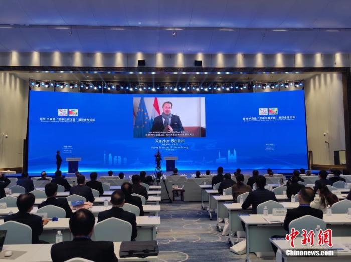 11��16�գ�֣�ݡ�¬ɭ��������˿��֮·�����ʺ�����̳�ں���֣����Ļ��¬ɭ���������ά������̩������Ƶ�´��б�ʾ��¬�С�����˿·����˫�ߺ���֧��֮һ��ͼΪ��̩������̳����Ƶ�´ǡ� ��������� ���� �� 