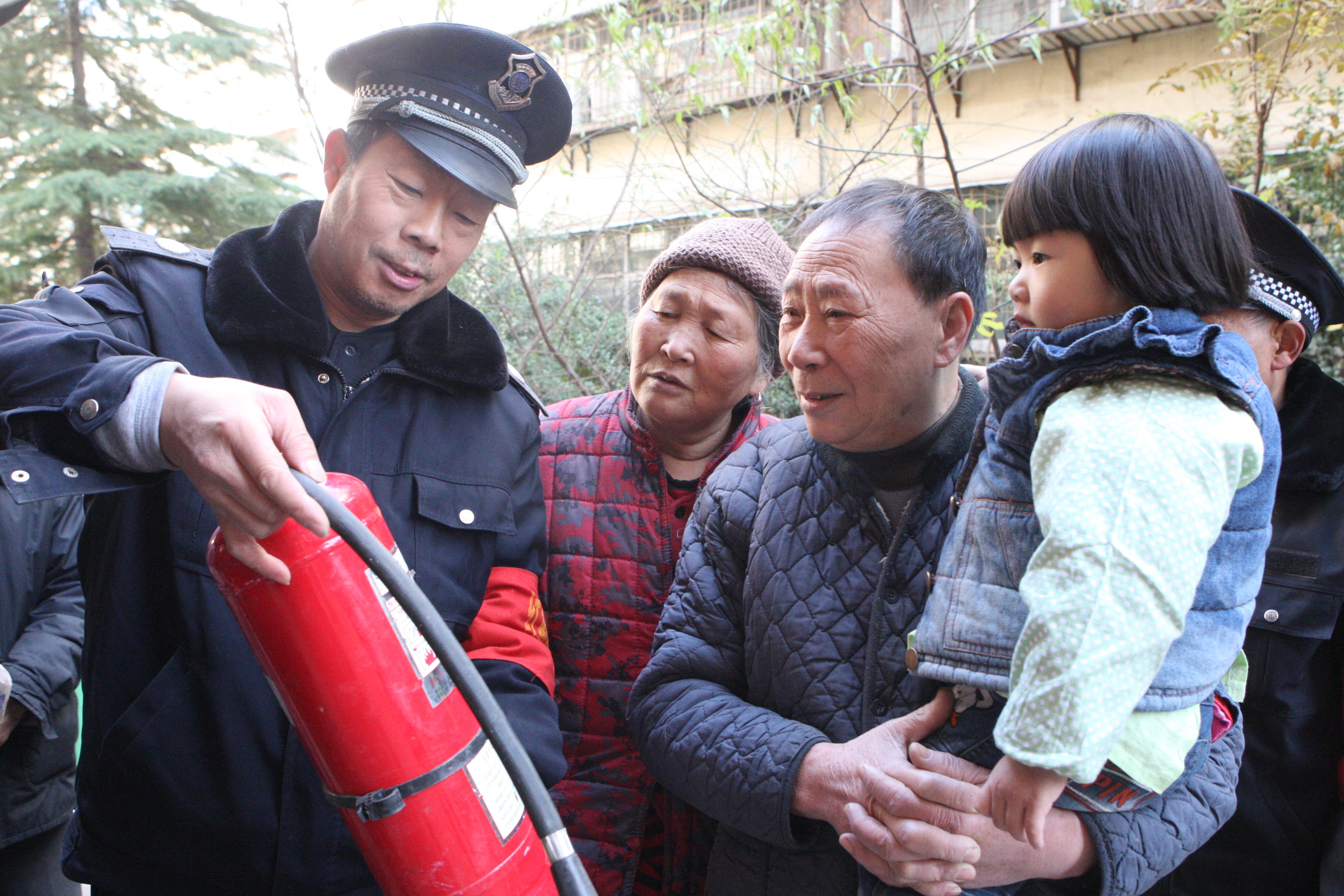 图片新闻:解放区60余支冬季消防安全宣传队普