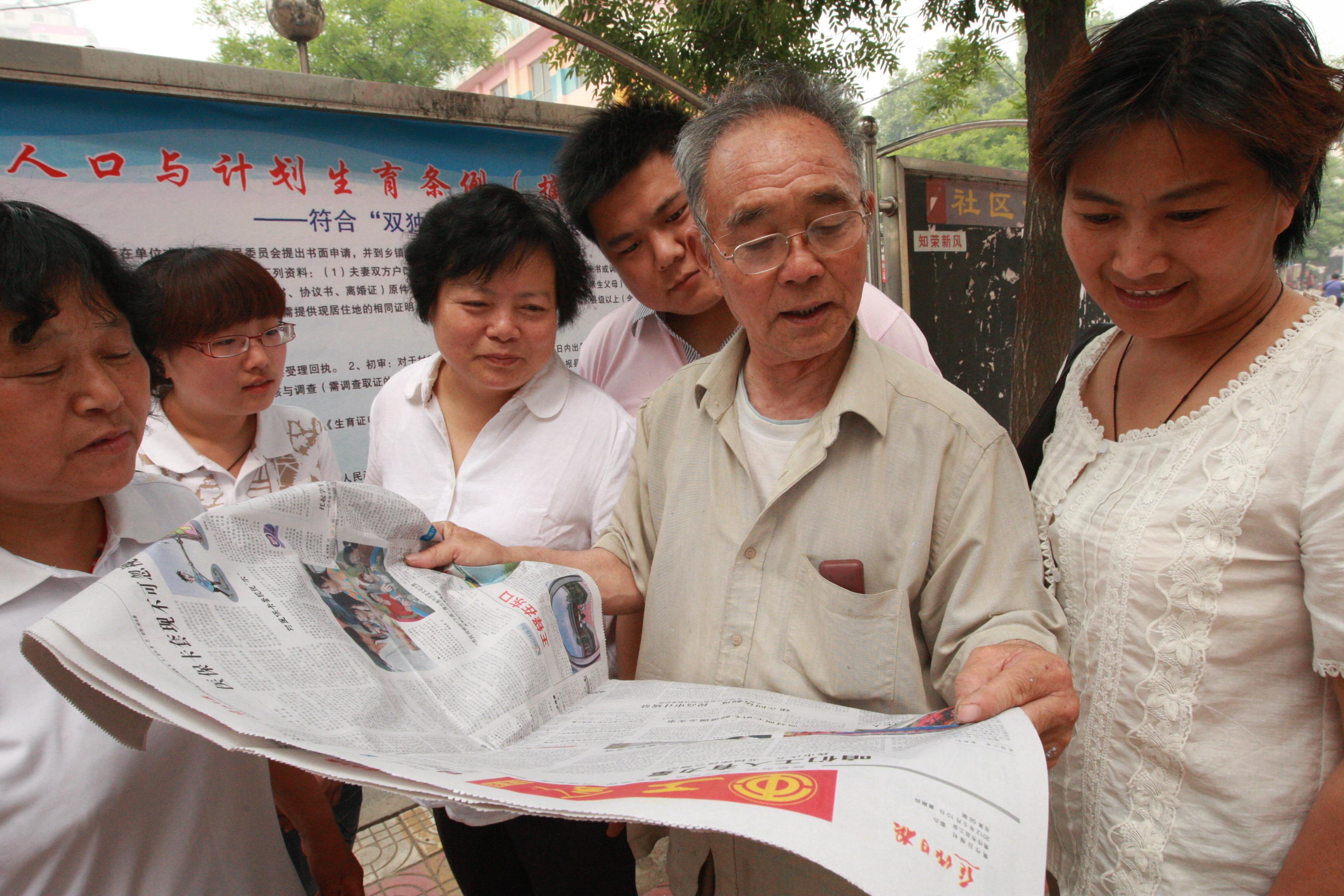 图片新闻:七旬老汉何清亮4年痴心自办黑板报_