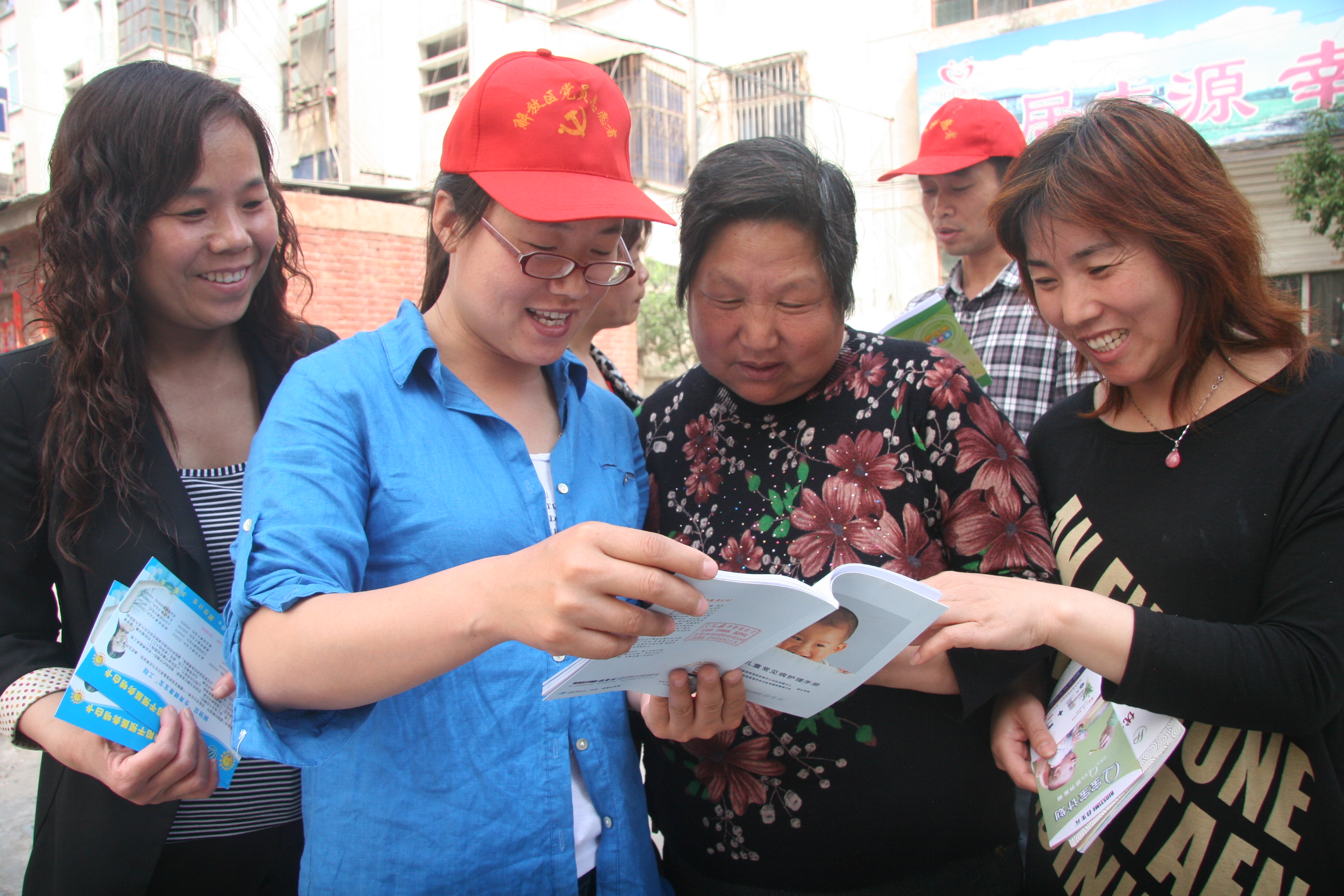 图片新闻:解放区60支青年志愿者服务队奉献在