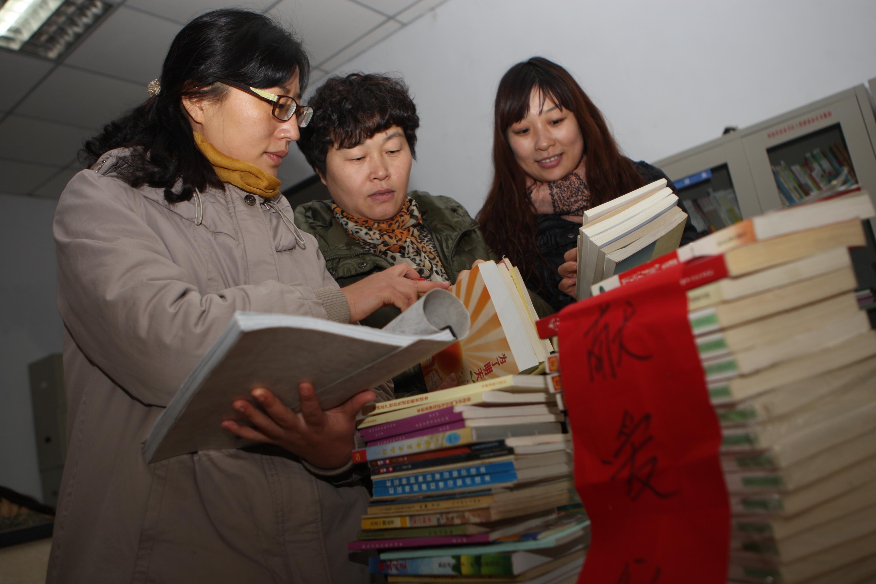 <em>图片</em>新闻:解放区群众全民<em>读书月</em>里捐书忙_通讯