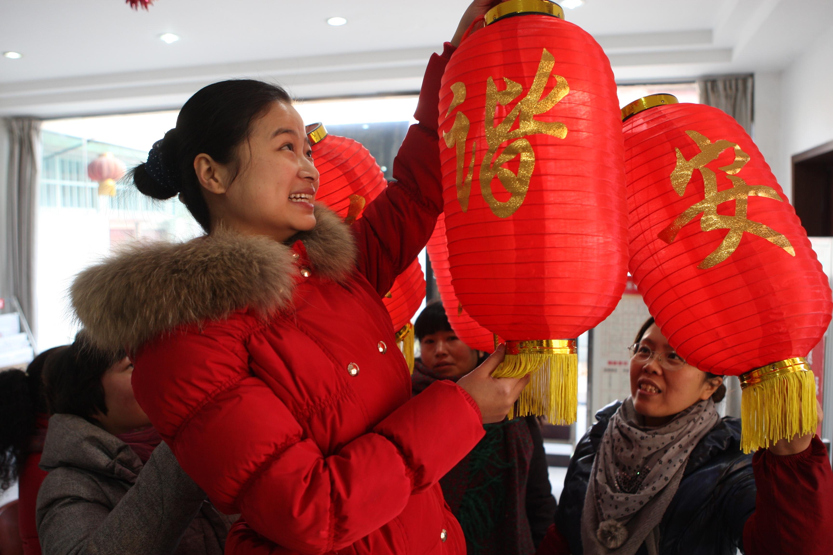 图片新闻:解放区社区居民挂灯笼过简朴新年_通