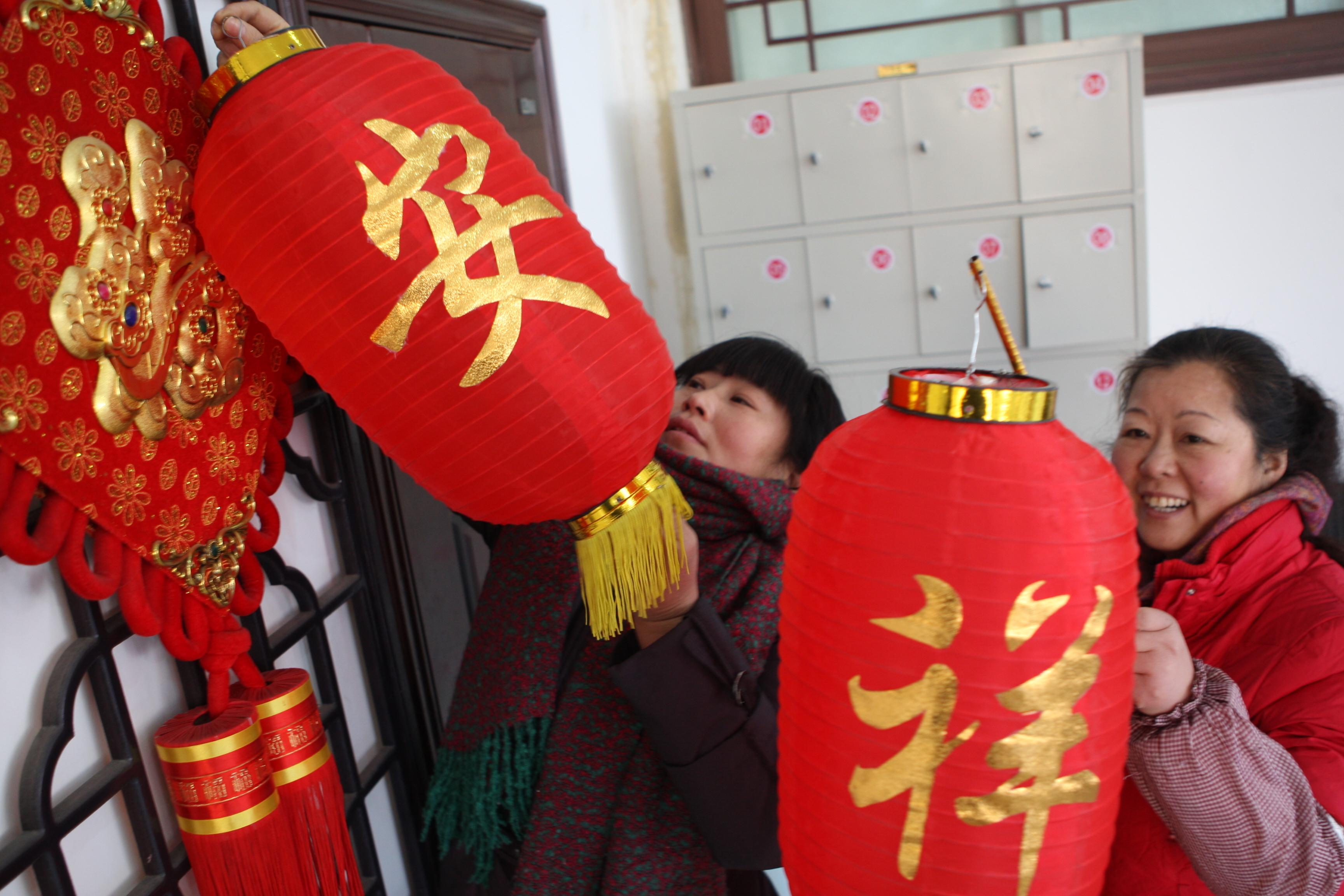 图片新闻:解放区社区居民挂灯笼过简朴新年_通