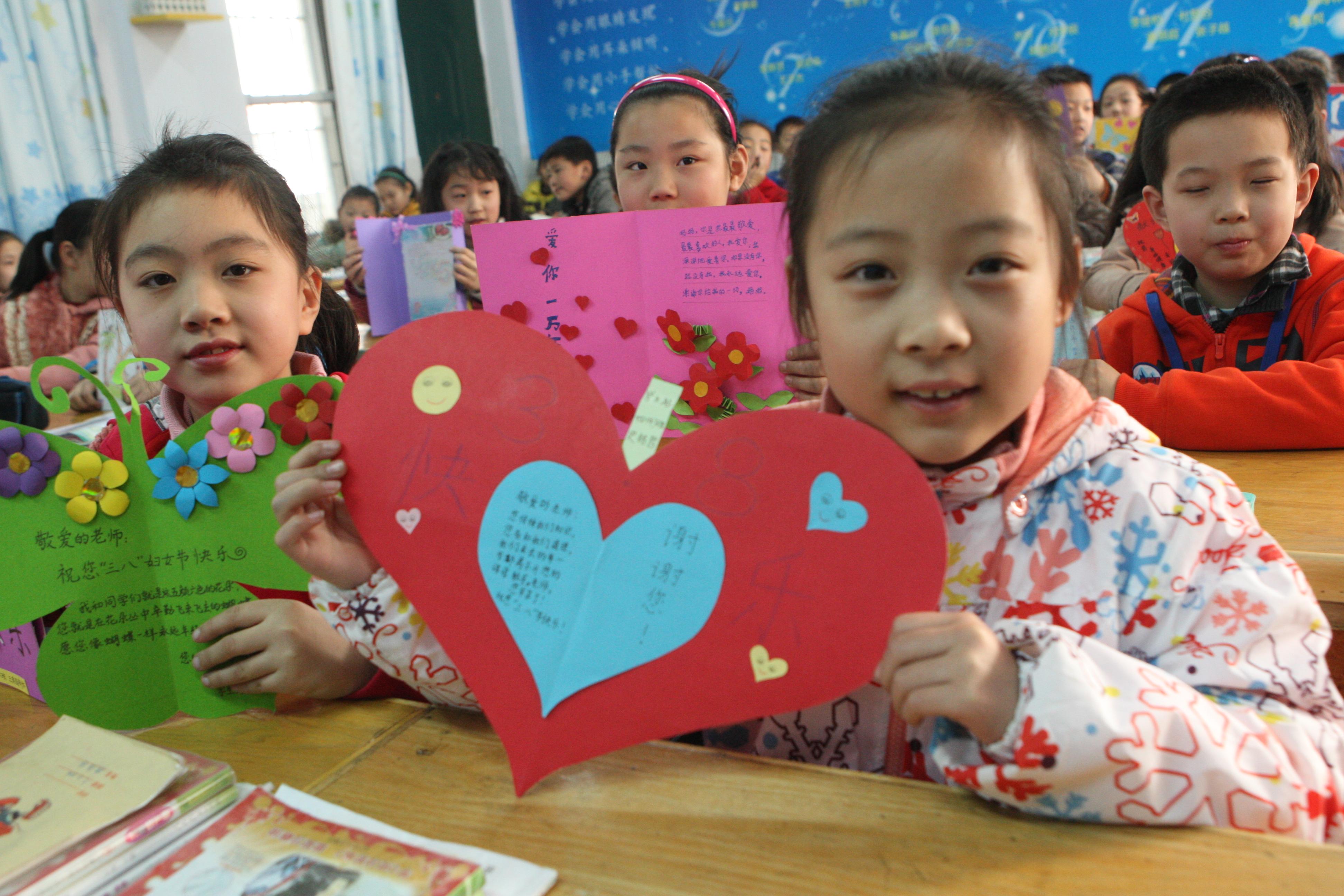 年级学生制作电子贺卡送出新年祝福;四到六年
