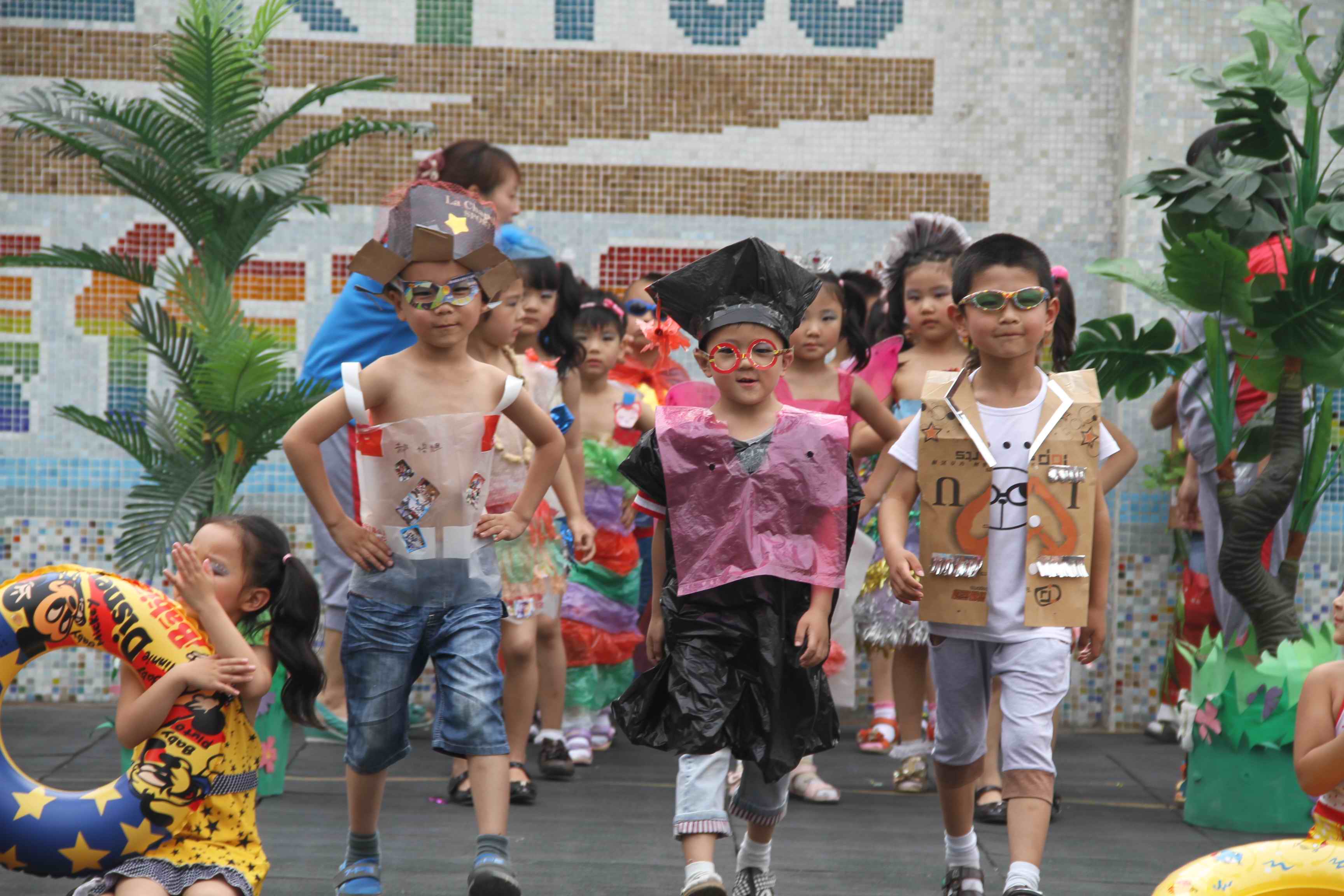 东西湖实验小学举办“生态时装秀 童心向未来”庆六一活动_社会热点_社会频道_云南网