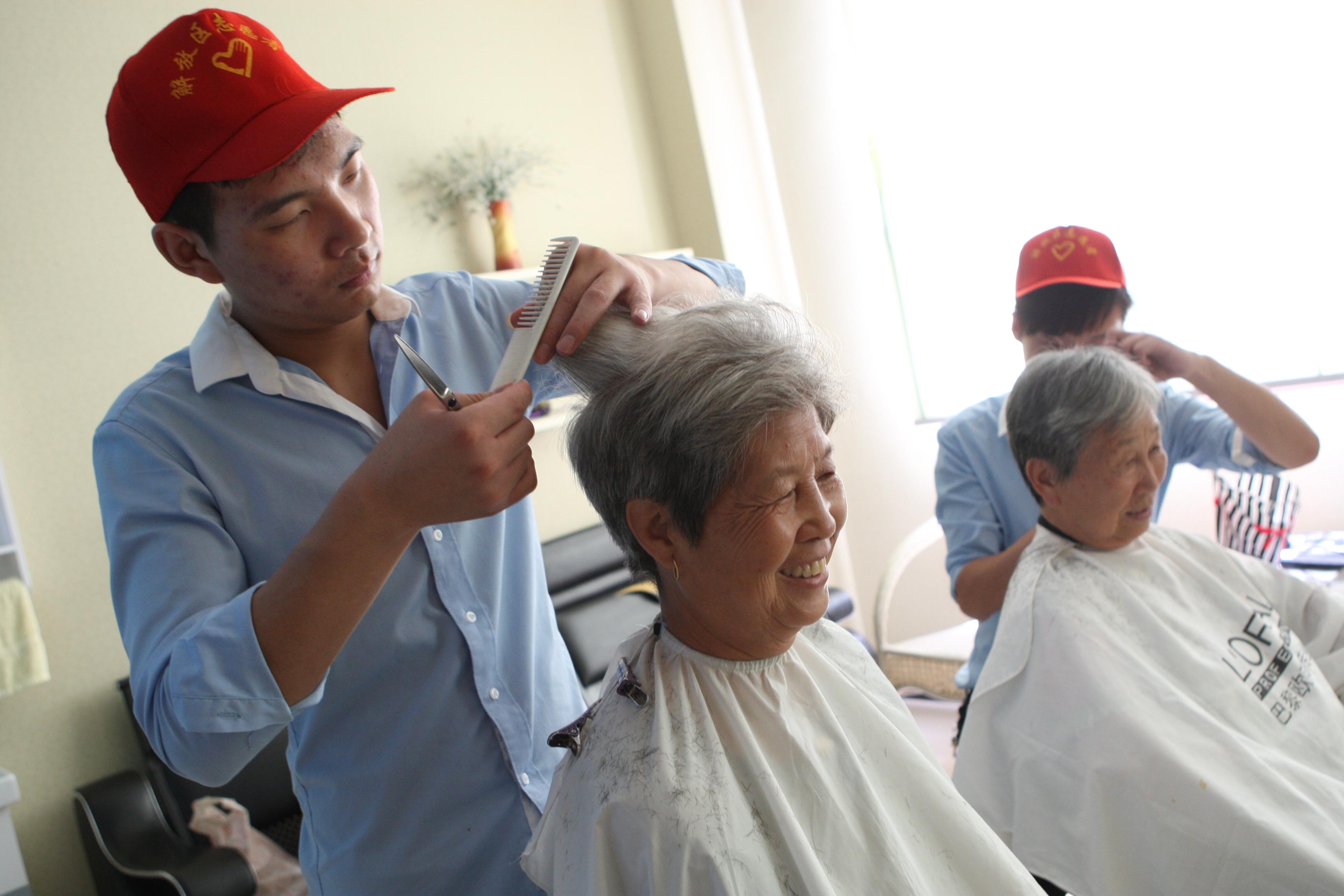 岁月的见证：老太太街头理发26年顾客从黑发变白发|理发|锐图|顾客_新浪新闻