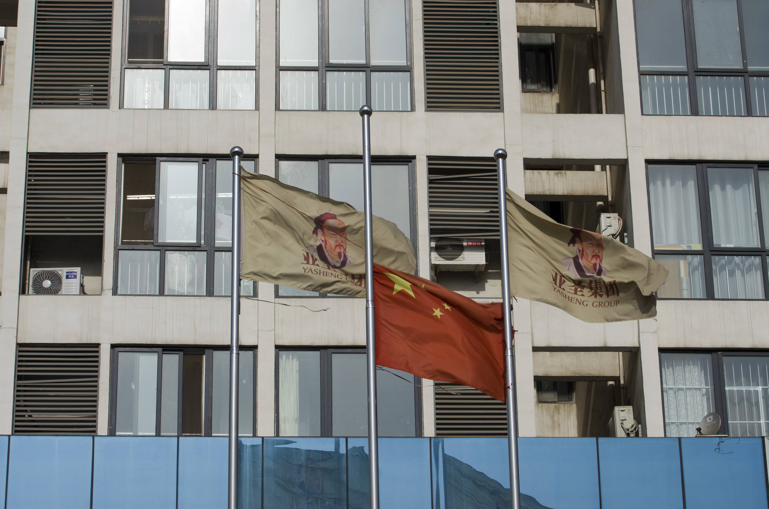 11月30日,解放西路路边,一根旗杆上悬挂的国旗距离旗杆顶部还有很远