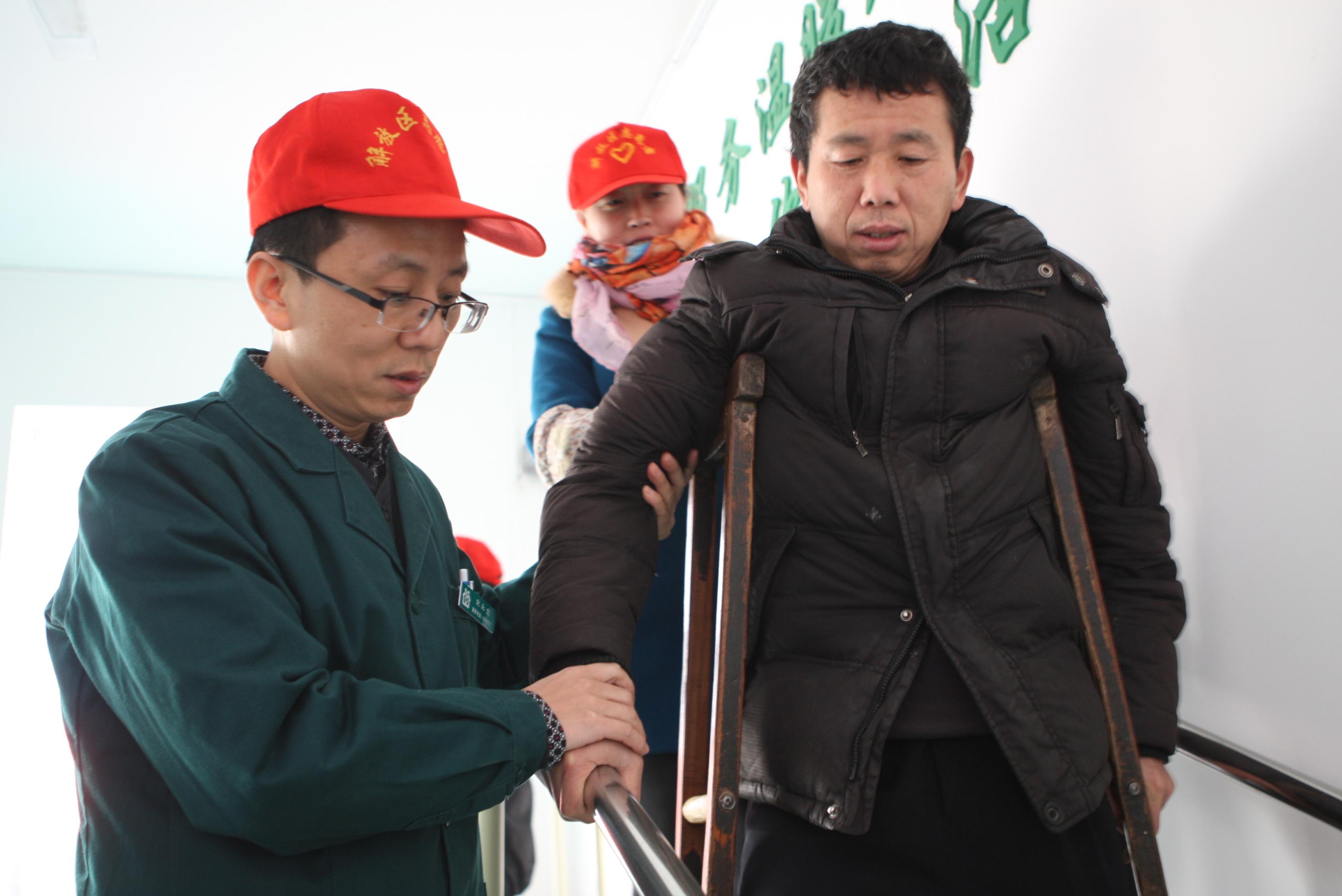 图片新闻:国际残疾人日帮助残疾人康复_通讯