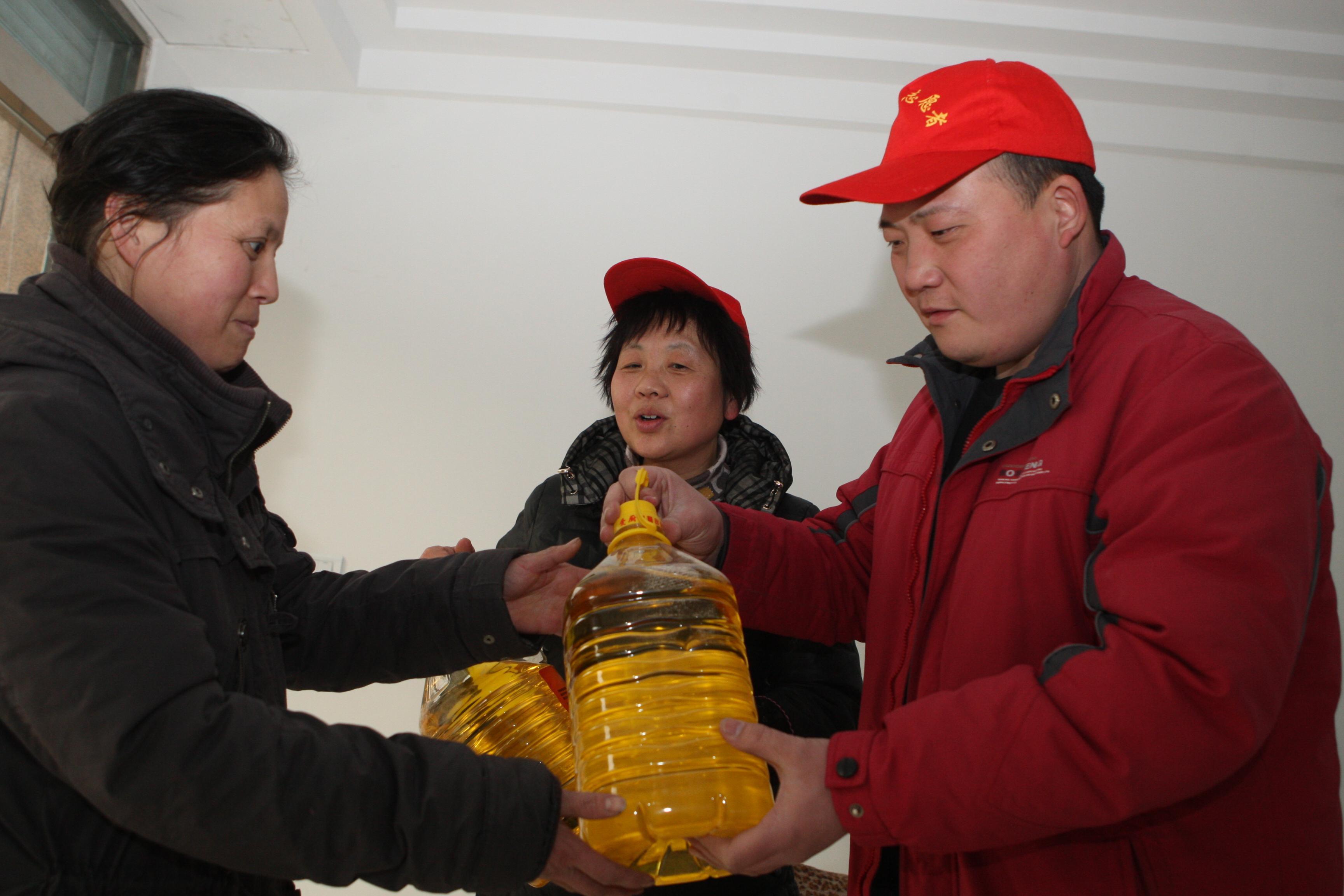 图片新闻:解放区爱心志愿者新春走基层结穷亲