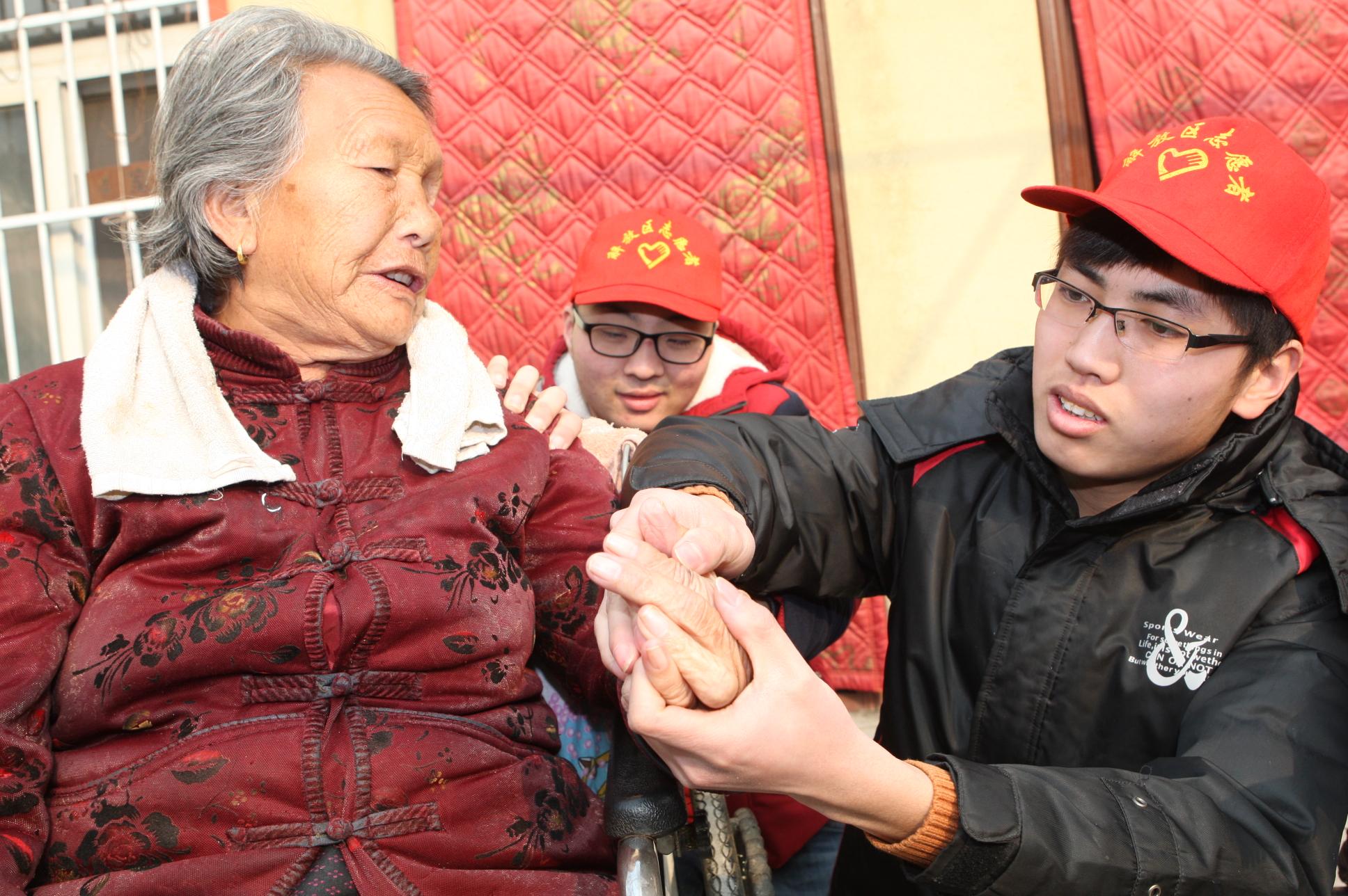 图片新闻:解放区助老志愿者迎新春热心为老服