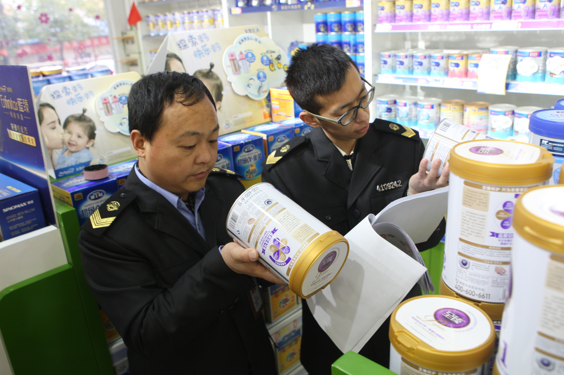 图片新闻:解放区严查婴幼儿配方奶粉安全质量