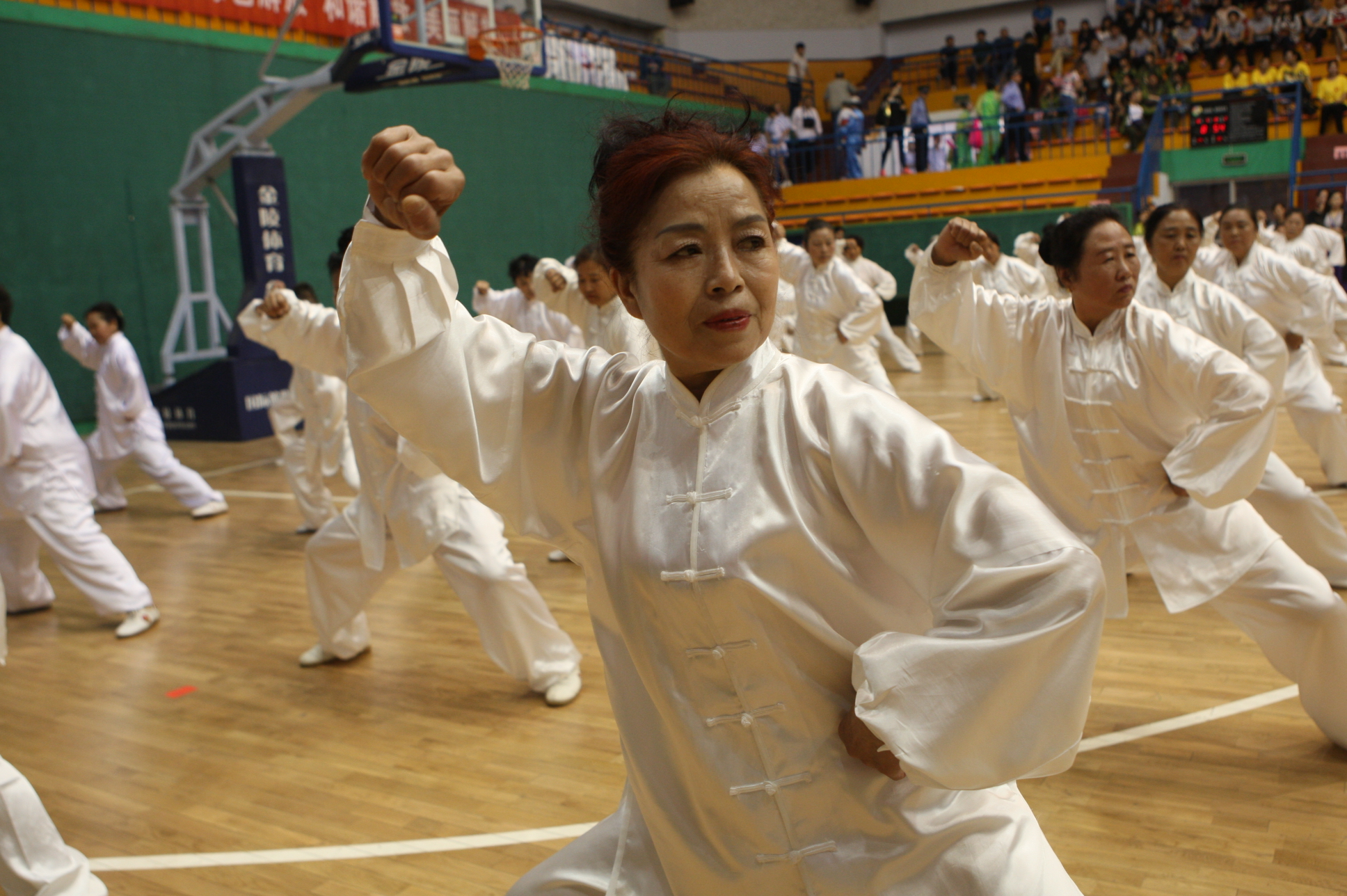 图片新闻:解放区千人演练太极拳强身健体