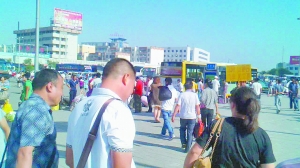 �����������ӵ�������վ��һ�����Ű�ɫT������������ǰ����վ��