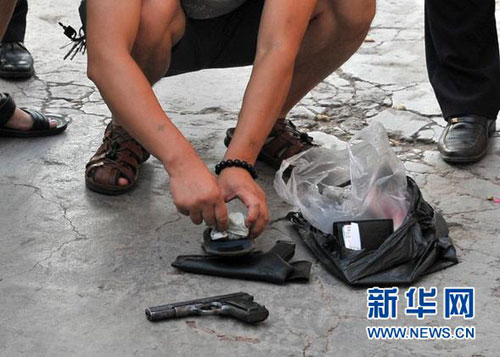 8��14��,�����ڷ����������ܿ˻��������ֳ�����������ǹе����Ʒ������6ʱ50�֣��ڹ�����ͳһָ���£���������ȵع��������������ռ���ս�������������еĹ���������ͨ�����ܿ˻�������ɳƺ����ͯ���ű������񾯳ɹ����С����ˣ�������ϵ�г�ǹ����ɱ�˰����ɹ����ơ��»��緢���������ṩ��ͼƬ��Դ���»���